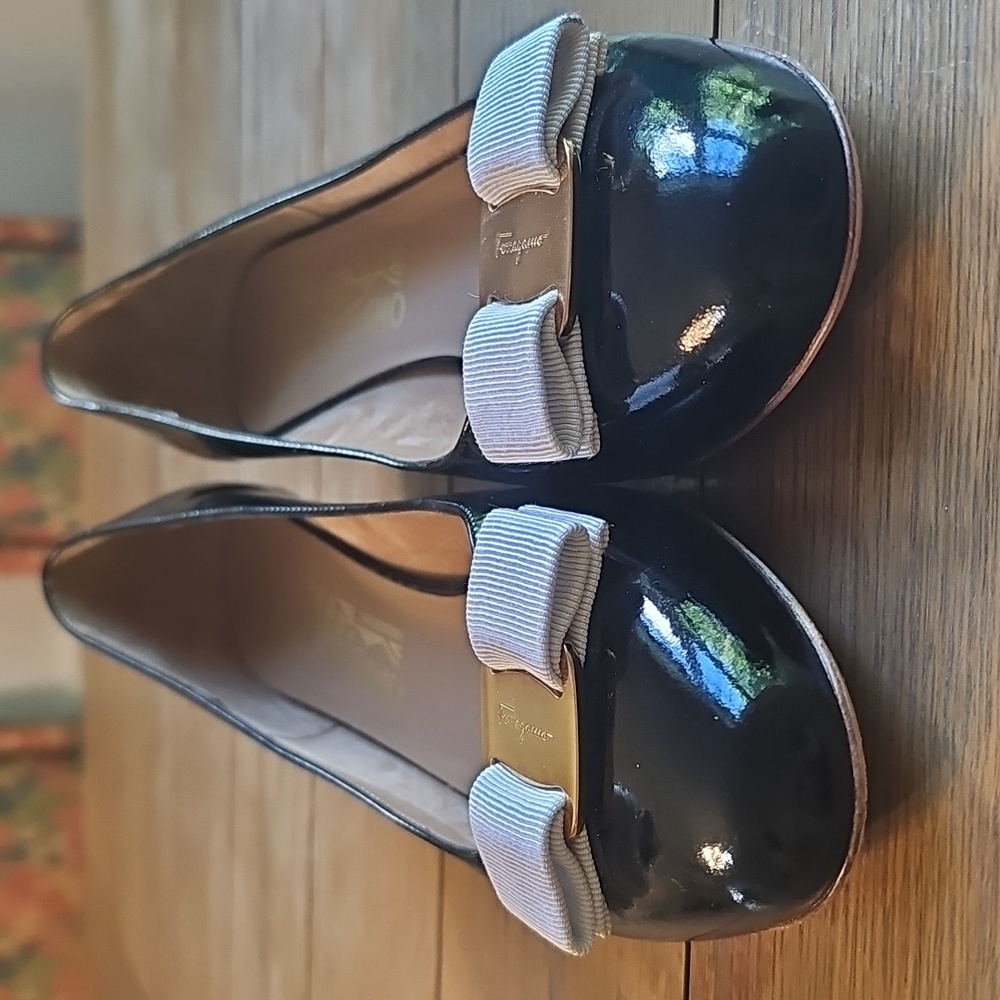 Salvatore Ferragamo Ebony & Ivory Trimmed Low Heeled Pumps Size 9.5, B width - Picture 3 of 13
